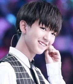 王俊凯李佳宁亲吻照片