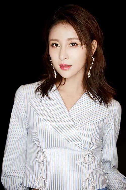 演员贾青,光影交织，演绎人生百态