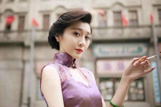 演员李小娇泳装,性感魅力，夏日风情无限